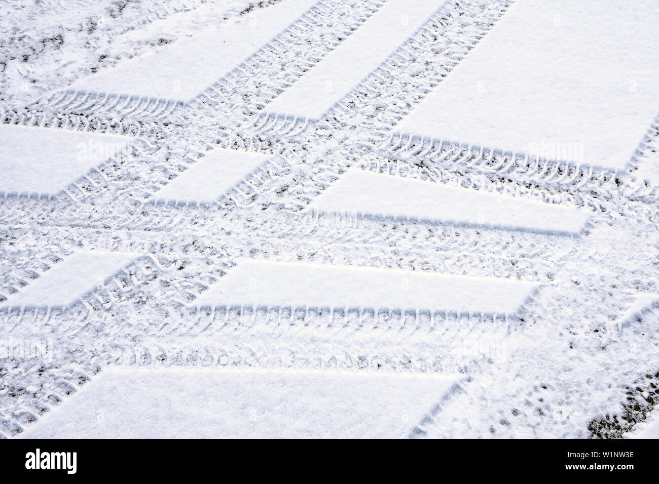 Pneumatico auto tracce nella neve fresca Foto Stock
