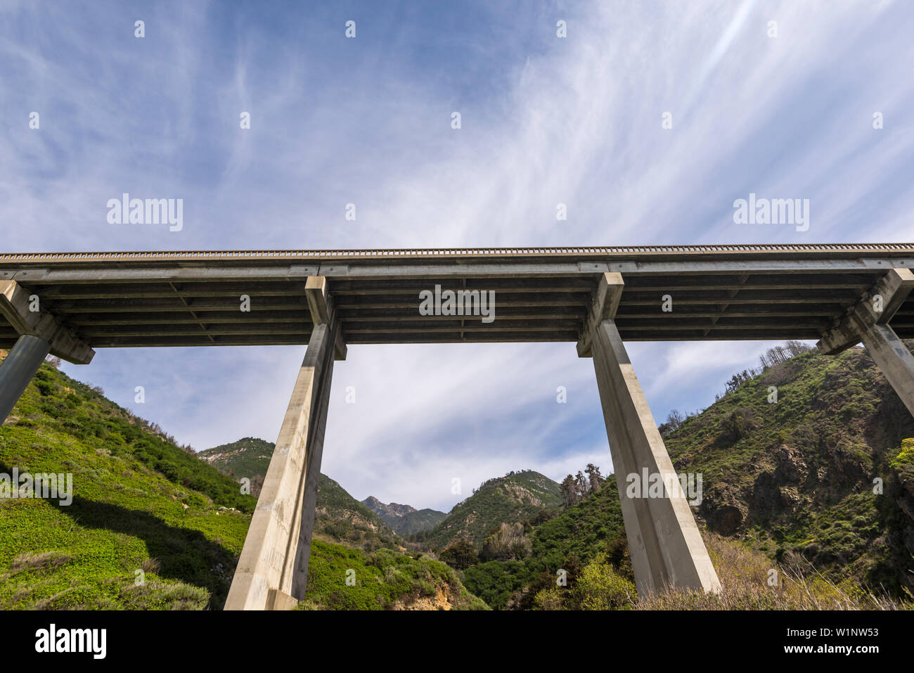 Guardando le Limekiln Creek Bridge. Stato Limekiln Park, Big Sur, California, Stati Uniti. Foto Stock