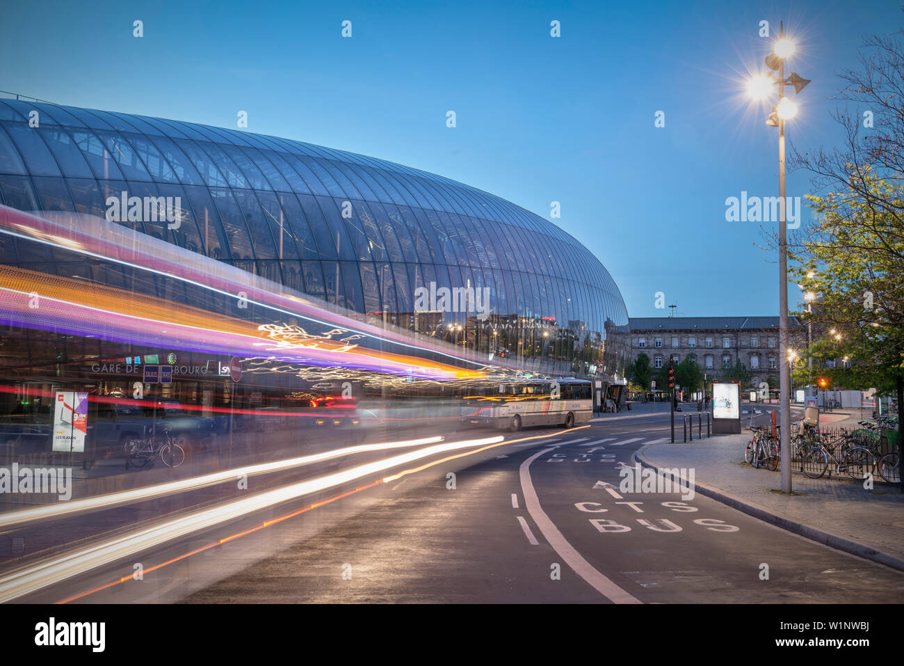 Raggi di luce da un bus la guida verso la stazione centrale Gare Centrale, Strasburgo, Alsazia, Francia Foto Stock