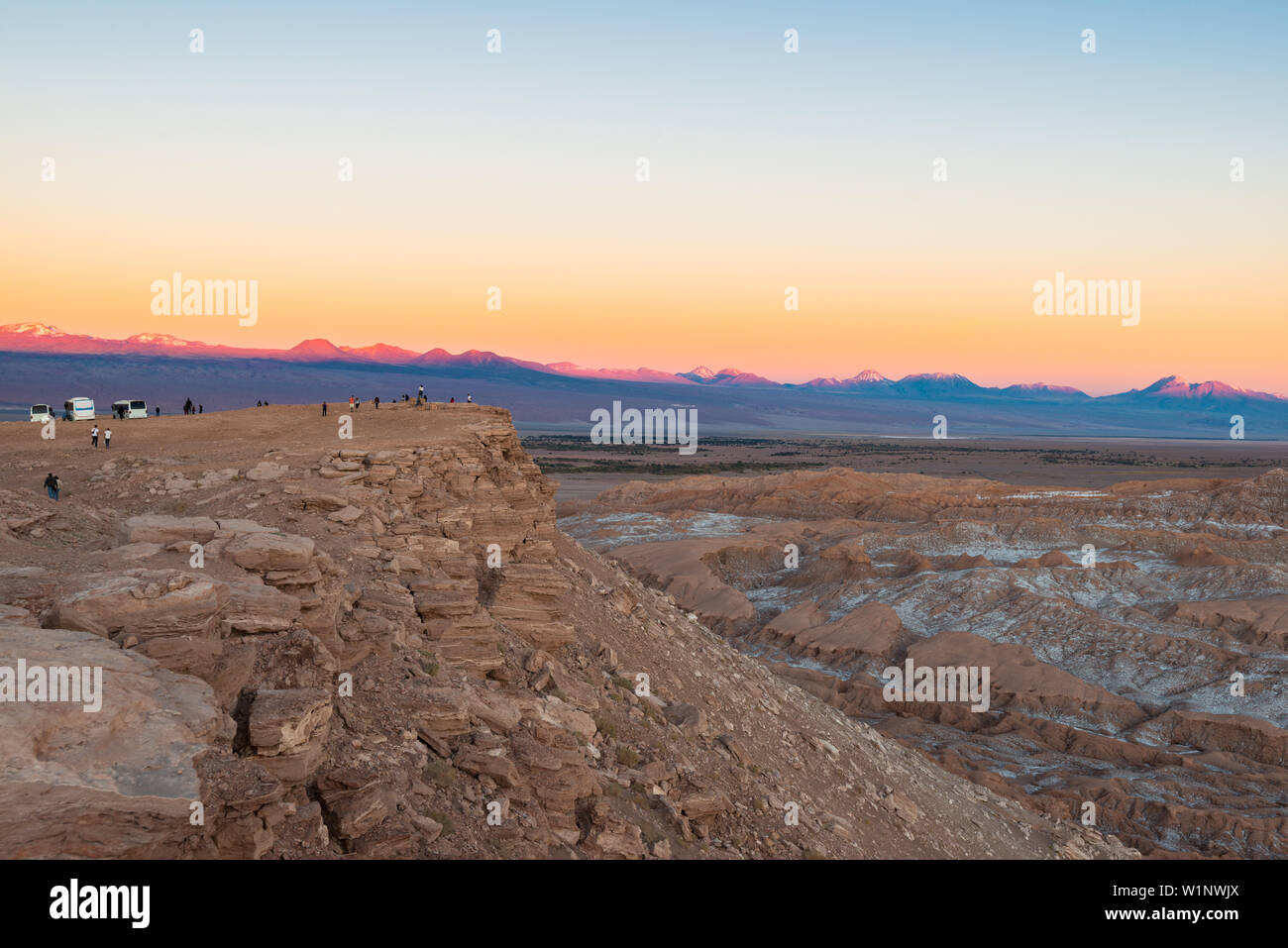 Turista che visita la Valle della Luna al Salt Mountain Range, San Pedro de Atacama deserto di Atacama, Cile Foto Stock