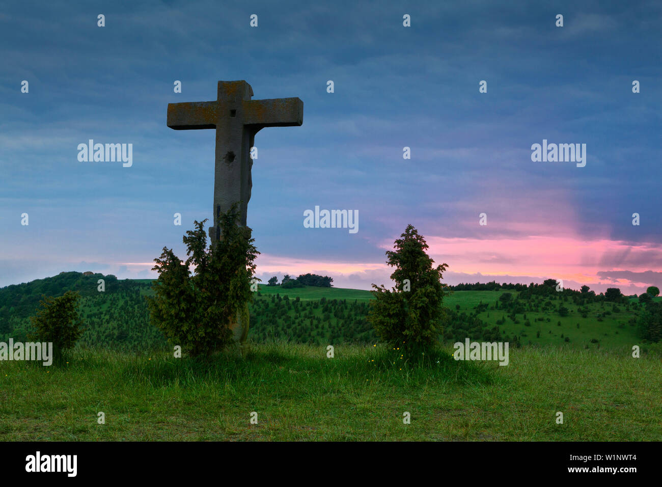 Calvario vicino Alendorf, riserva naturale Lampertstal, Eifelsteig, Eifel, Renania-Palatinato, Germania Foto Stock