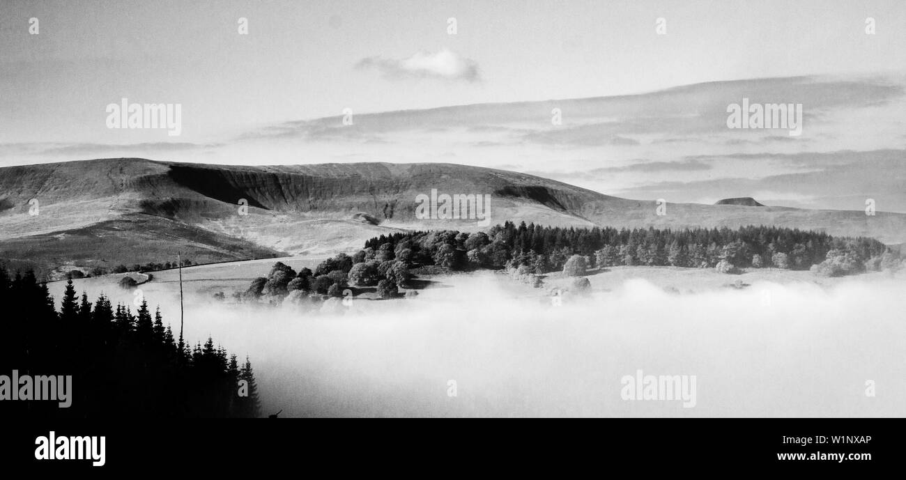 Vista verso le Black Mountains attraverso la valle protetta dalla nebbia da Buckland Hill, Powys, Galles del Sud Foto Stock