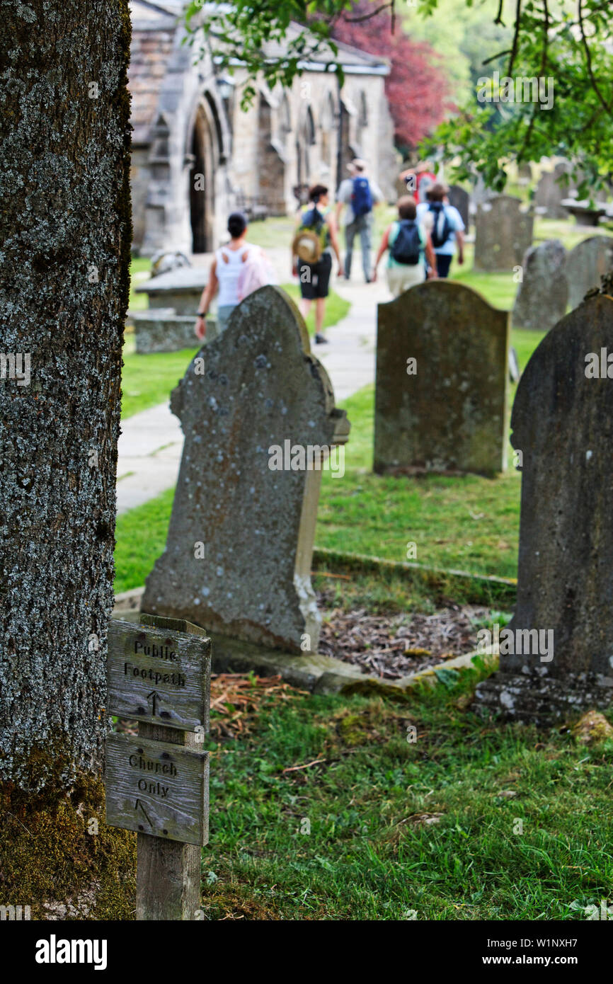 Gli oggetti contrassegnati per la rimozione definitiva nel cimitero di Linton, Yorkshire Dales National Park, Yorkshire Dales, nello Yorkshire, Inghilterra, Gran Bretagna, Europa Foto Stock