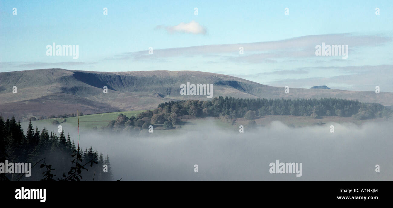 Vista verso le Black Mountains attraverso la valle protetta dalla nebbia da Buckland Hill, Powys, Galles del Sud Foto Stock