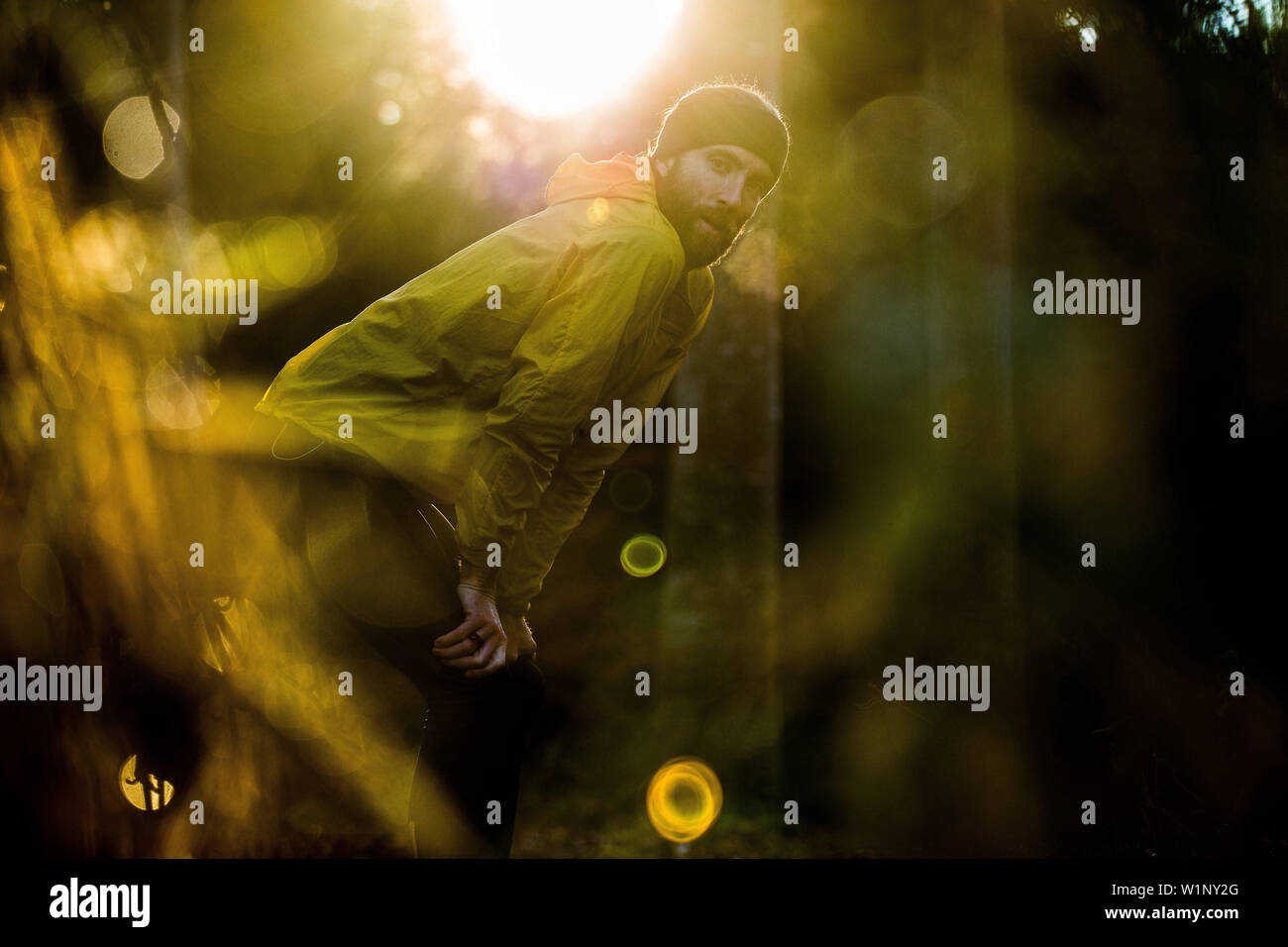 Giovani runner maschio avente una breve pausa in una foresta, Allgaeu, Baviera, Germania Foto Stock
