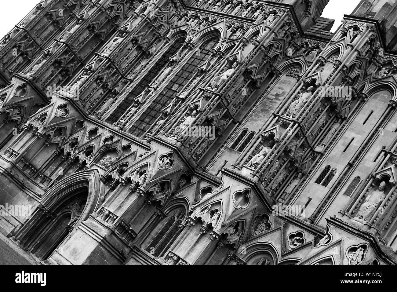 Facciata della cattedrale di Wells, per lo più la prima architettura gotica inglese dalla fine del XII all'inizio del XIII secolo con 300 figure scolpite, Somerset. Foto Stock