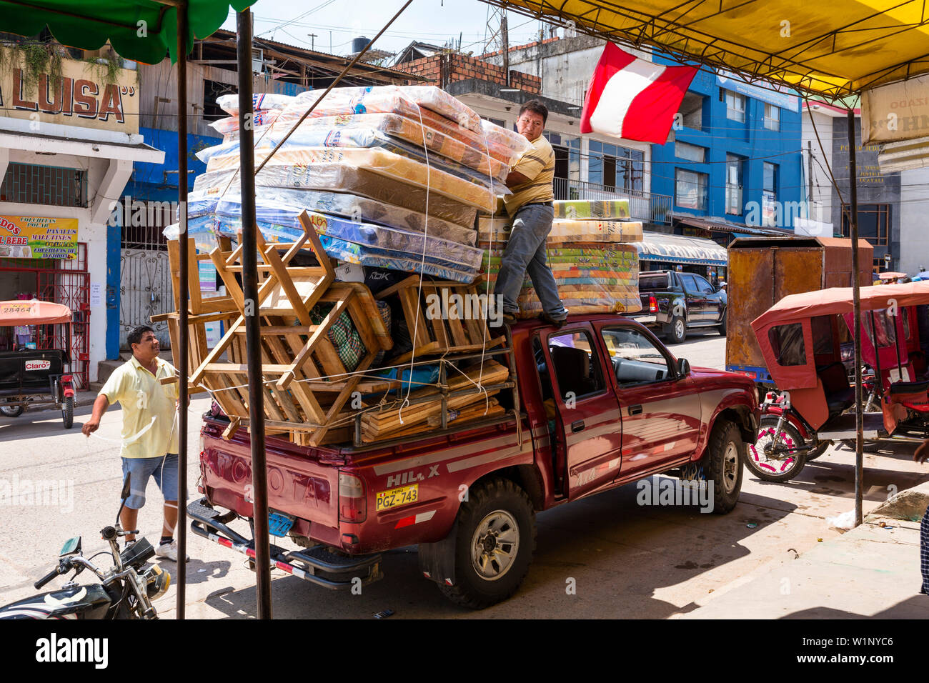 Pickup truck completamente caricato, Pucallpa, Huanuco Regione, Perù, Sud America Foto Stock
