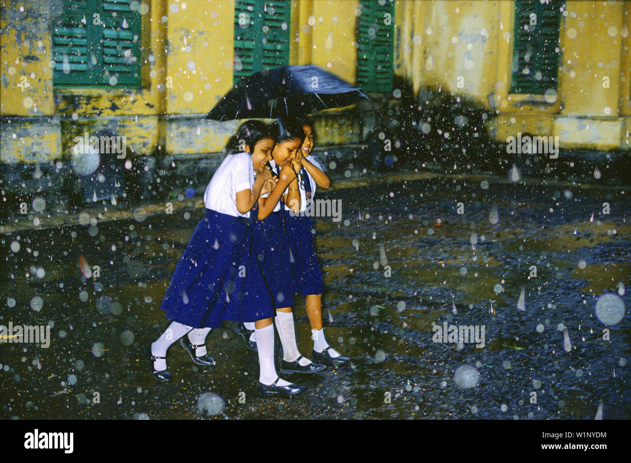 Studentesse in doccia monsonica, Calcutta, West Bengal India, Asia Foto  stock - Alamy