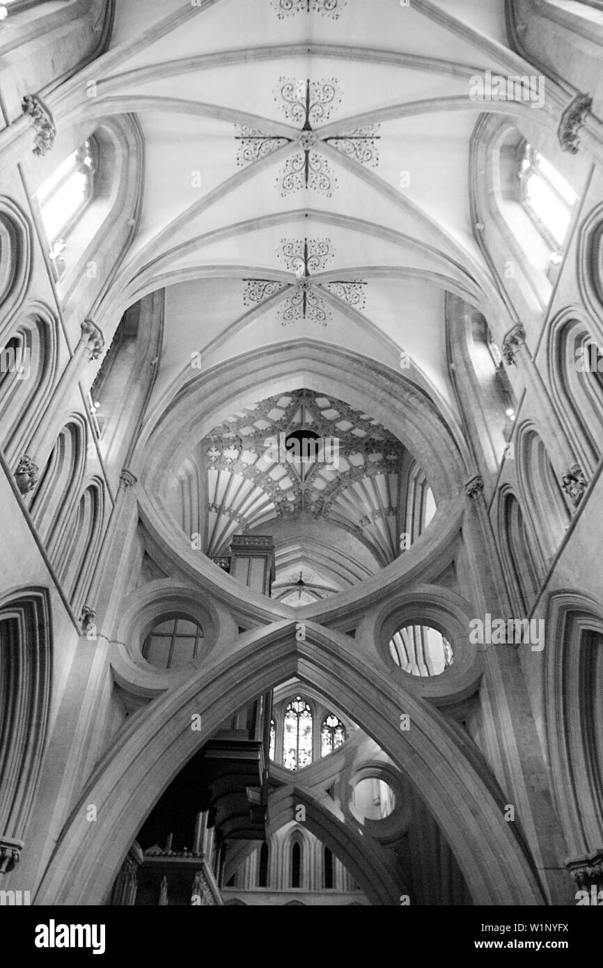 Cattedrale di Wells, per lo più la prima architettura gotica inglese dalla fine del XII all'inizio del XIII secolo con 300 figure scolpite sul fronte, Somerset. Foto Stock