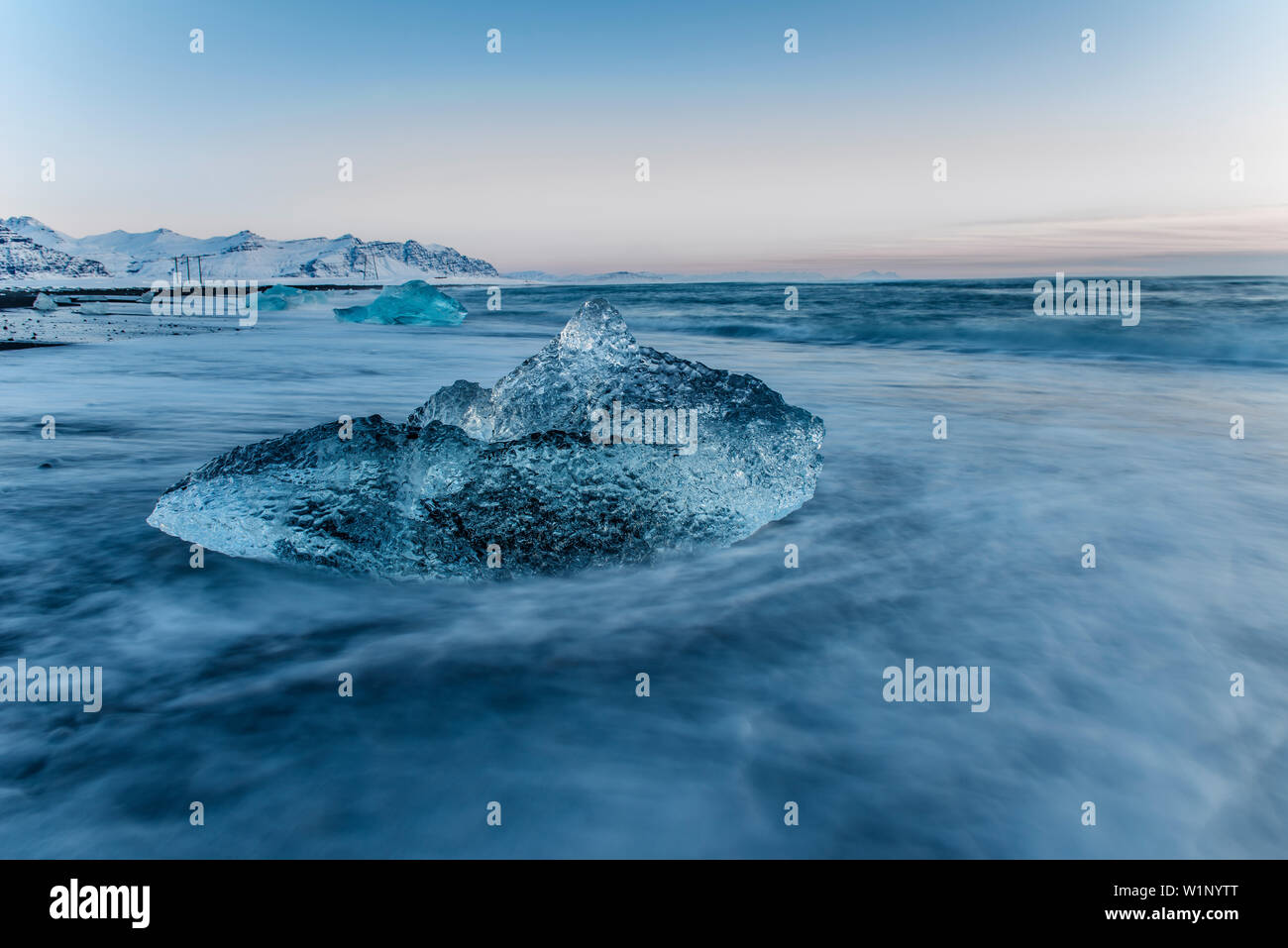 Joekulsarlon, Growler presso sunrise, Glacierlagoon, ghiacciaio Vatnajoekull, inverno, Islanda Foto Stock