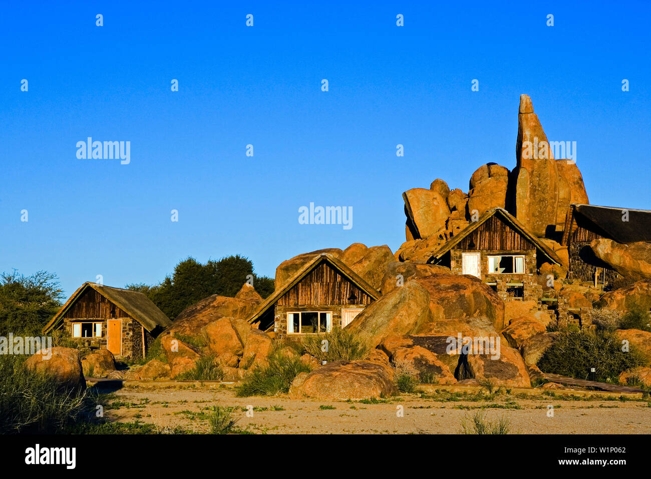 I bungalows e rocce prominenti della Canon Lodge, Gondwana Canon Park, il Fish River Canyon. Sud della Namibia. L'Africa. Foto Stock