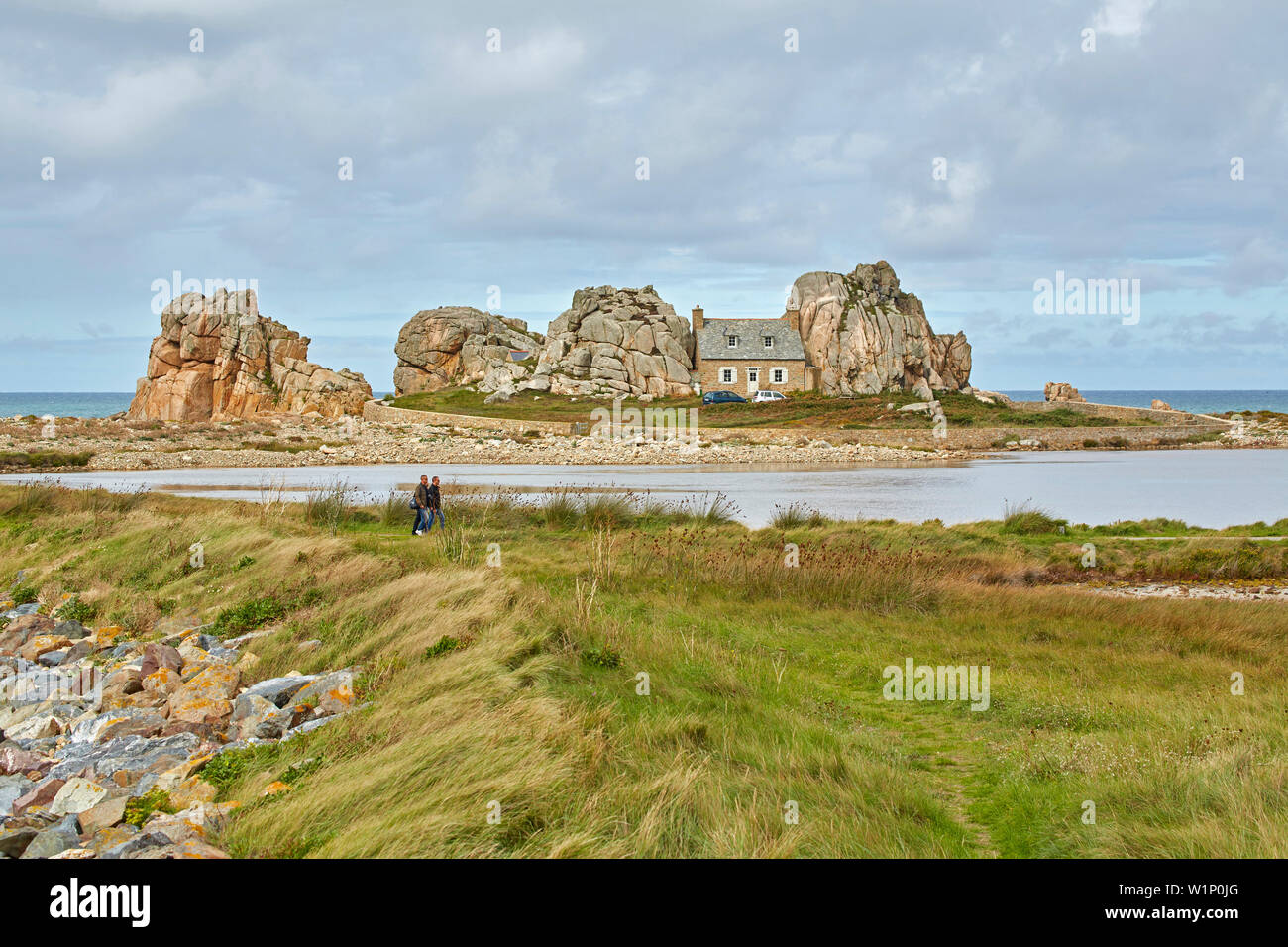 Casa tra le rocksin la regione, le Gouffre, Plougrescant, Oceano Atlantico, Dept. Côtes-d'Armor Bretagna, Francia, Europa Foto Stock