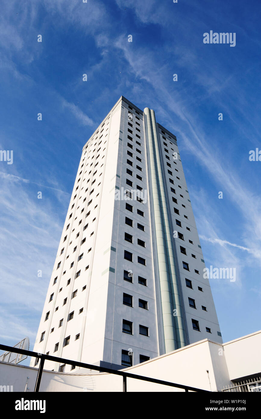 Tower Block a più piani nel centro di Cwmbran Foto Stock