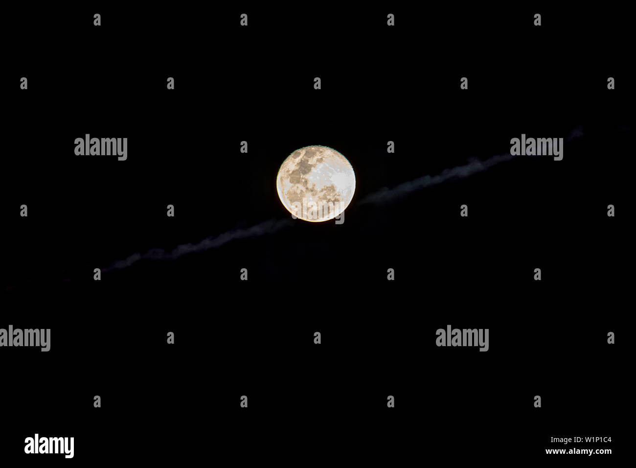 La luna piena nel cielo di notte è nero. Foto Stock