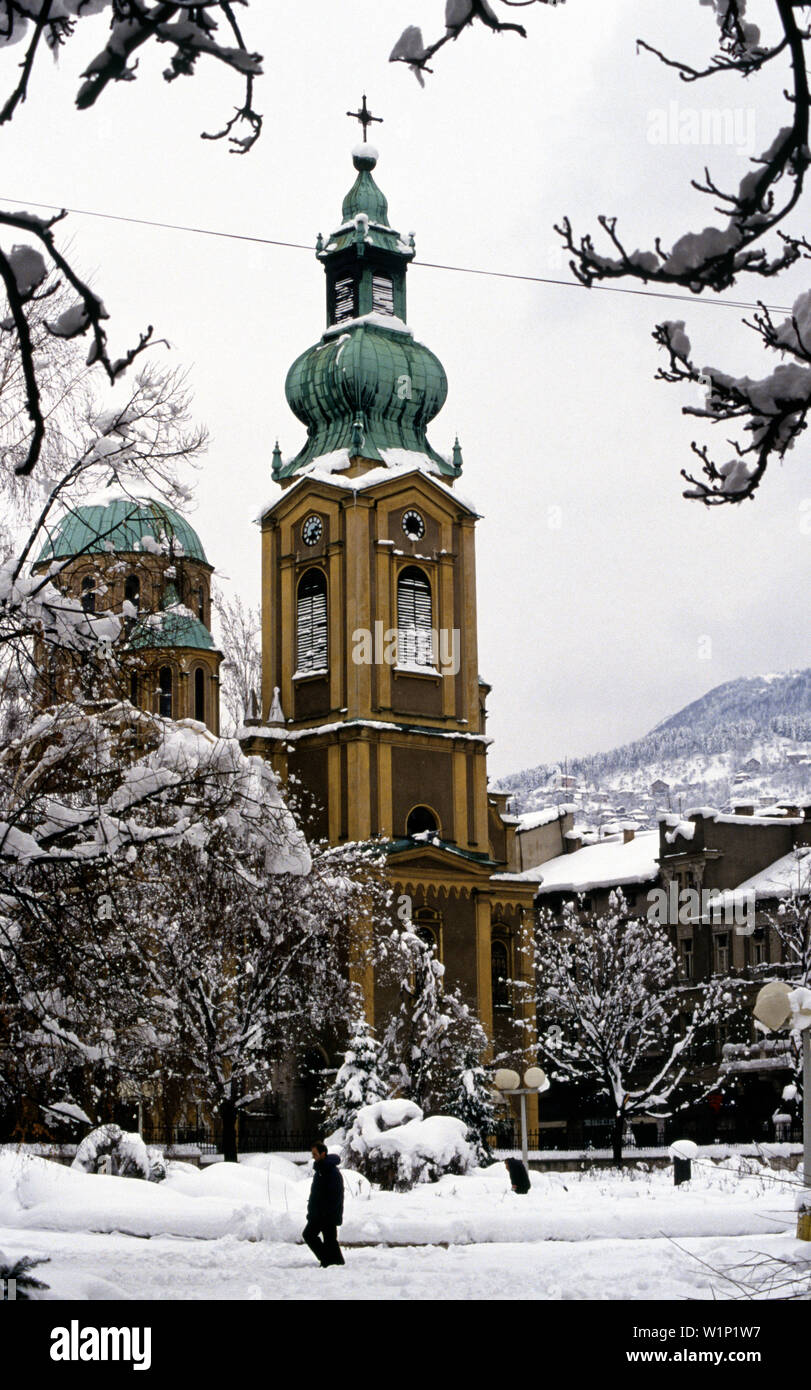 Il 28 marzo 1993 durante l'assedio di Sarajevo: vista su Piazza Oslobodenje (rinominato Alije Izetbegovića quadrato dopo la guerra) alla cattedrale chiesa della Natività della Theotokos, la più grande chiesa ortodossa serba a Sarajevo. Foto Stock