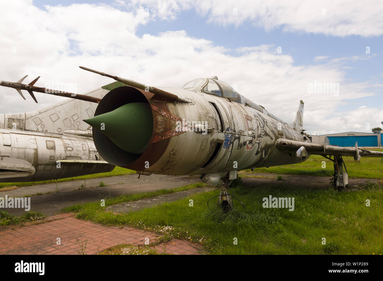 Sukhoi SU-17 M un ex Unione Sovietica degli aerei da caccia che giace abbandonata a Hawarden airport nel Galles del Nord Foto Stock