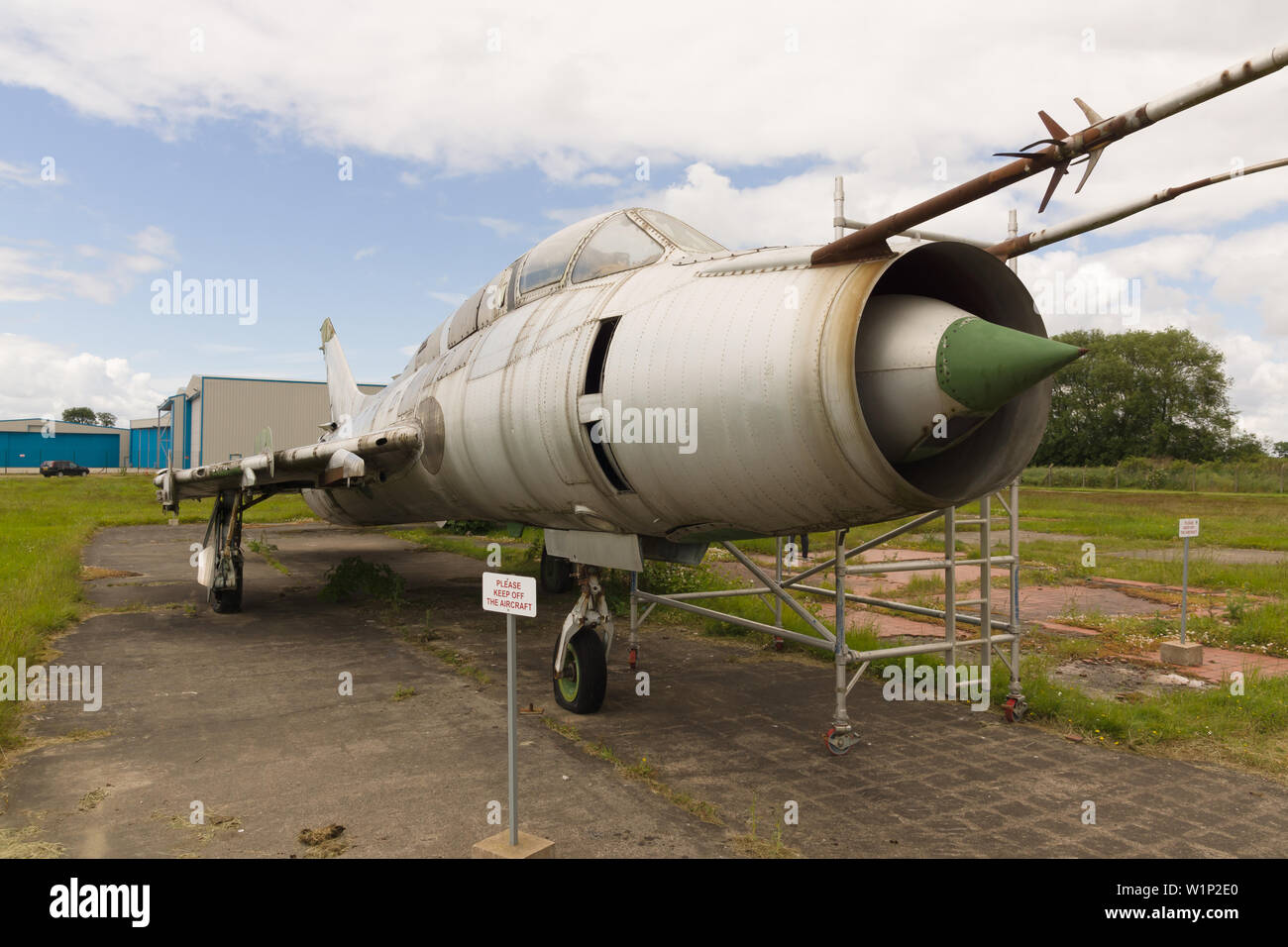 Sukhoi SU-17 M un ex Unione Sovietica degli aerei da caccia che giace abbandonata a Hawarden airport nel Galles del Nord Foto Stock