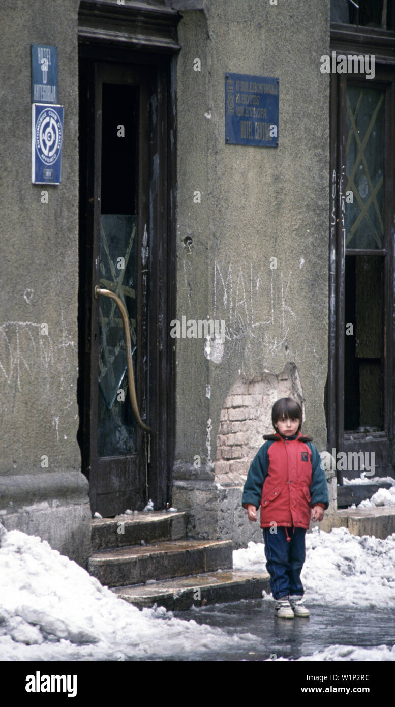 28 marzo 1993 un giovane ragazzo sta fuori l'ingresso dell'Hotel Central su Zrinjskog (rinominato Cumurija dopo la guerra) durante l assedio di Sarajevo. Foto Stock