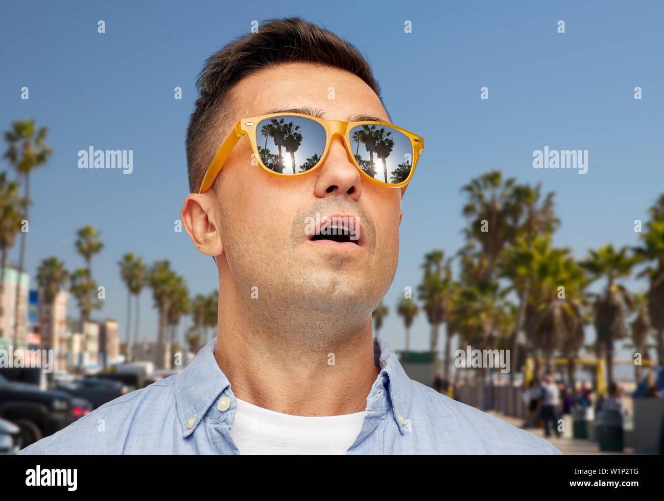 Sorpreso uomo in occhiali da sole sopra la spiaggia di Venezia Foto Stock