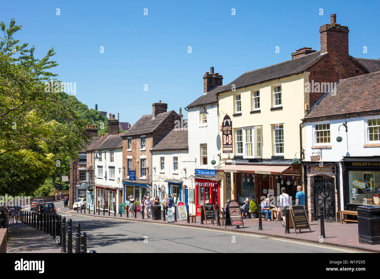 Ironbridge Shropshire Ironbridge villaggio negozi su Tontine Hill Ironbridge Iron bridge Shropshire inghilterra GB UK europa Foto Stock