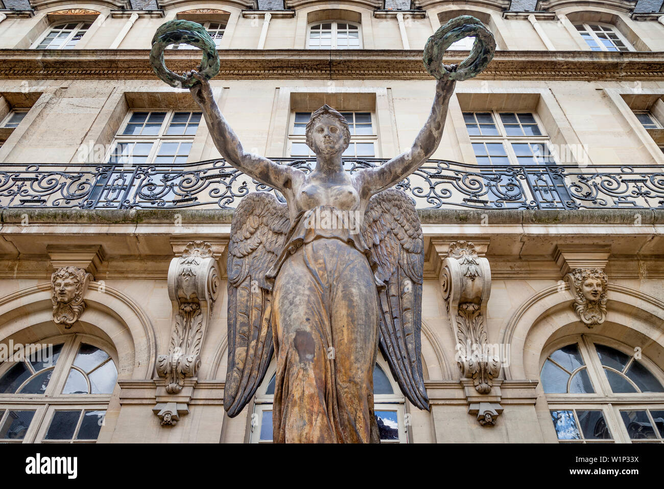 Louis Simon Boizot 'vittoria' Scultura nel giardino del Museo Carnavalet - ora il Museo della Storia Francese, Marais, Parigi Francia Foto Stock