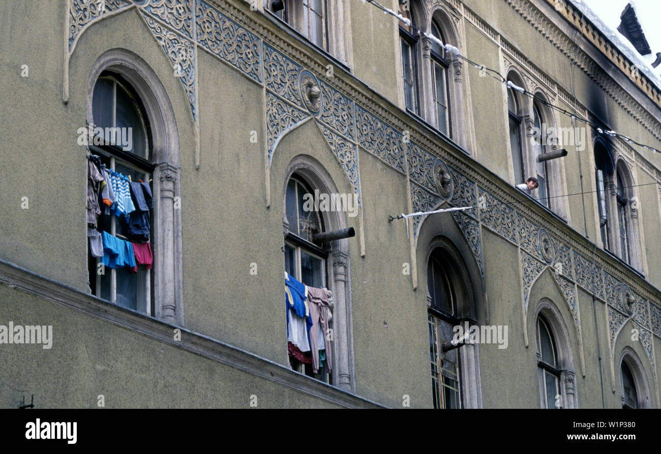 28 marzo 1993 un giovane ragazzo si affaccia da un piano superiore alla finestra dell'Hotel Central su Zrinjskog (rinominato Cumurija dopo la guerra) durante l assedio di Sarajevo. Foto Stock