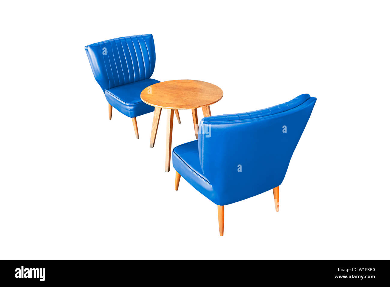 In legno isolata tavolo e sedia blu divano , bella vintage su sfondo bianco Foto Stock