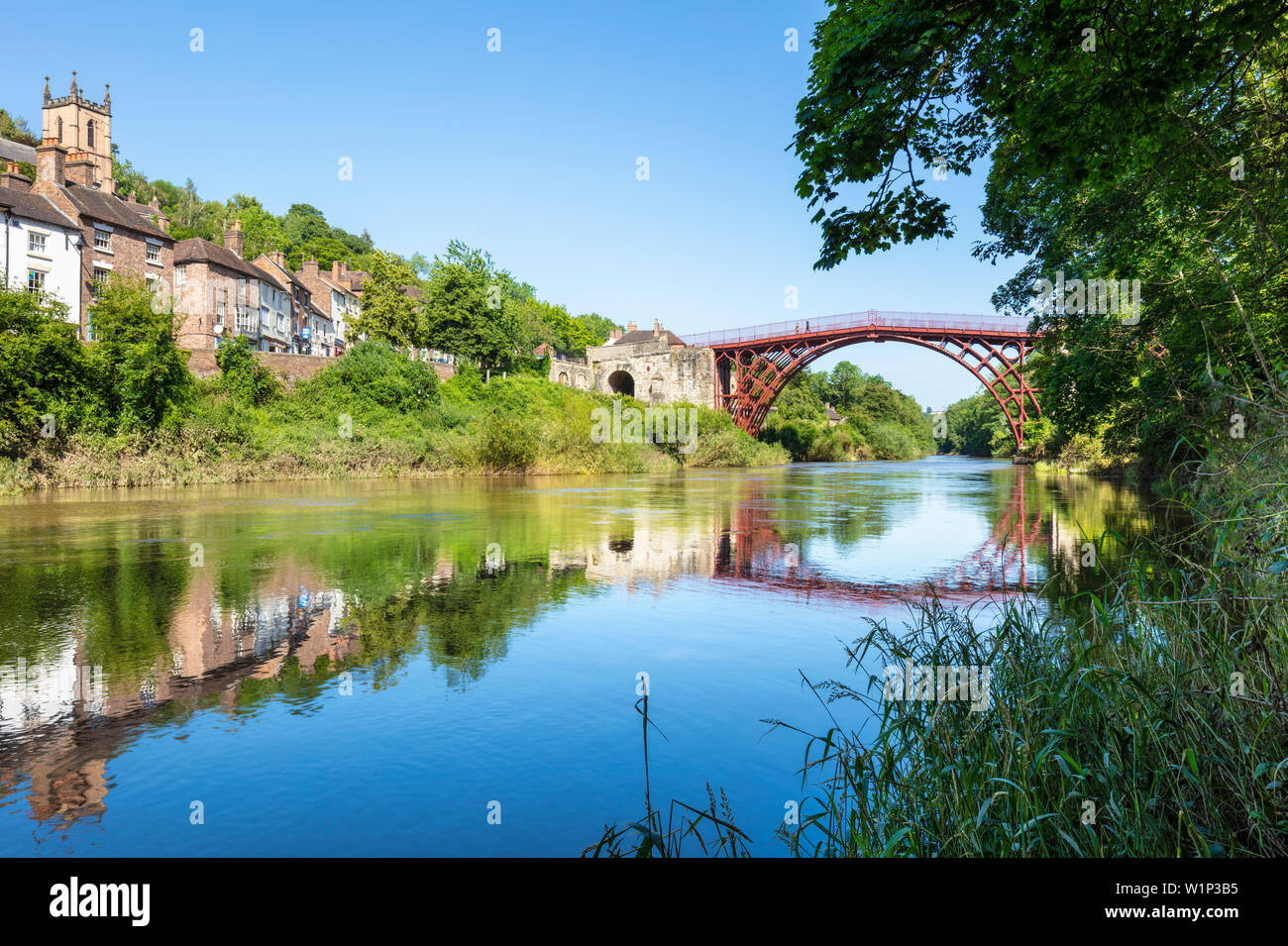 Ironbridge Shropshire il ponte di Ironbridge con riflessione sul fiume Severn nella gola di ironbridge Ponte di ferro Shropshire inghilterra GB UK europa Foto Stock