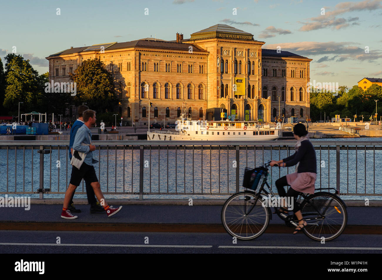 Pedoni e ciclisti nella parte anteriore del Museo Nazionale, Stoccolma, Svezia Foto Stock