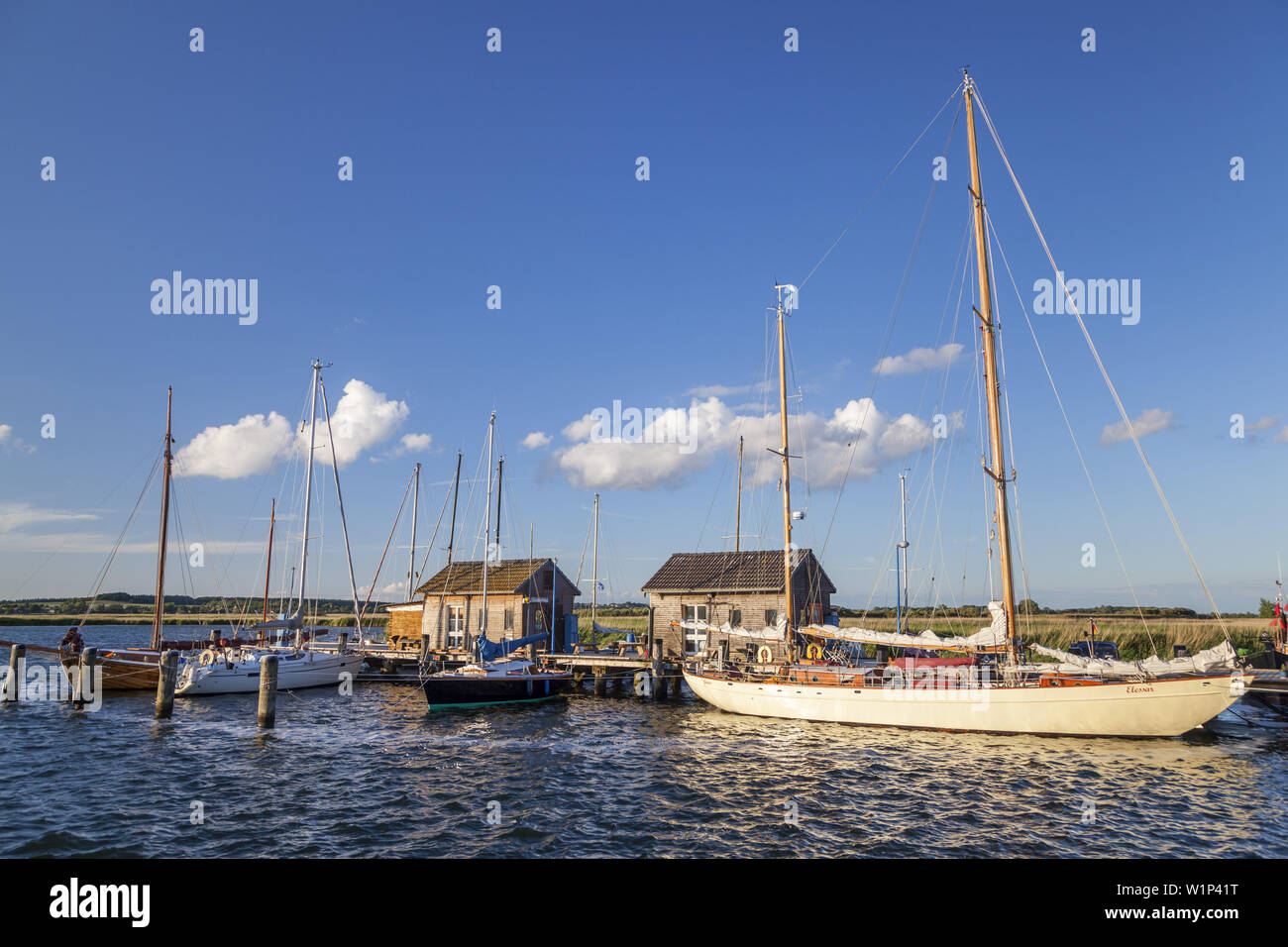 Barche nel porto di Gager, Isola di Ruegen, Mar Baltico, Meclemburgo-Pomerania, nel nord della Germania, Europa Foto Stock