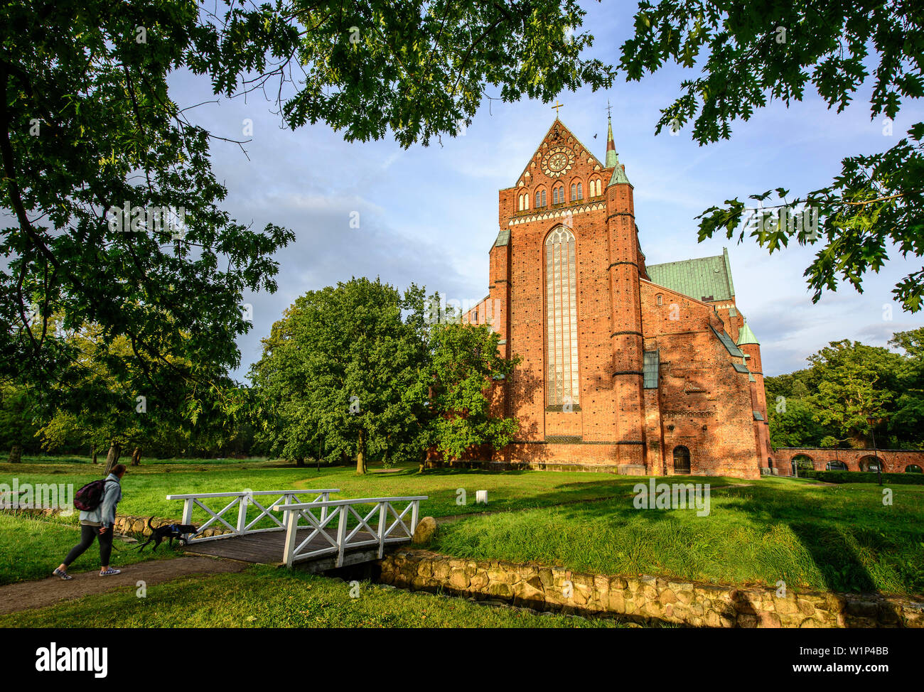 Donna con cane al piccolo ponte di legno a Münster Bad Doberan, Mar Baltico, Meclemburgo-Pomerania Germania Foto Stock