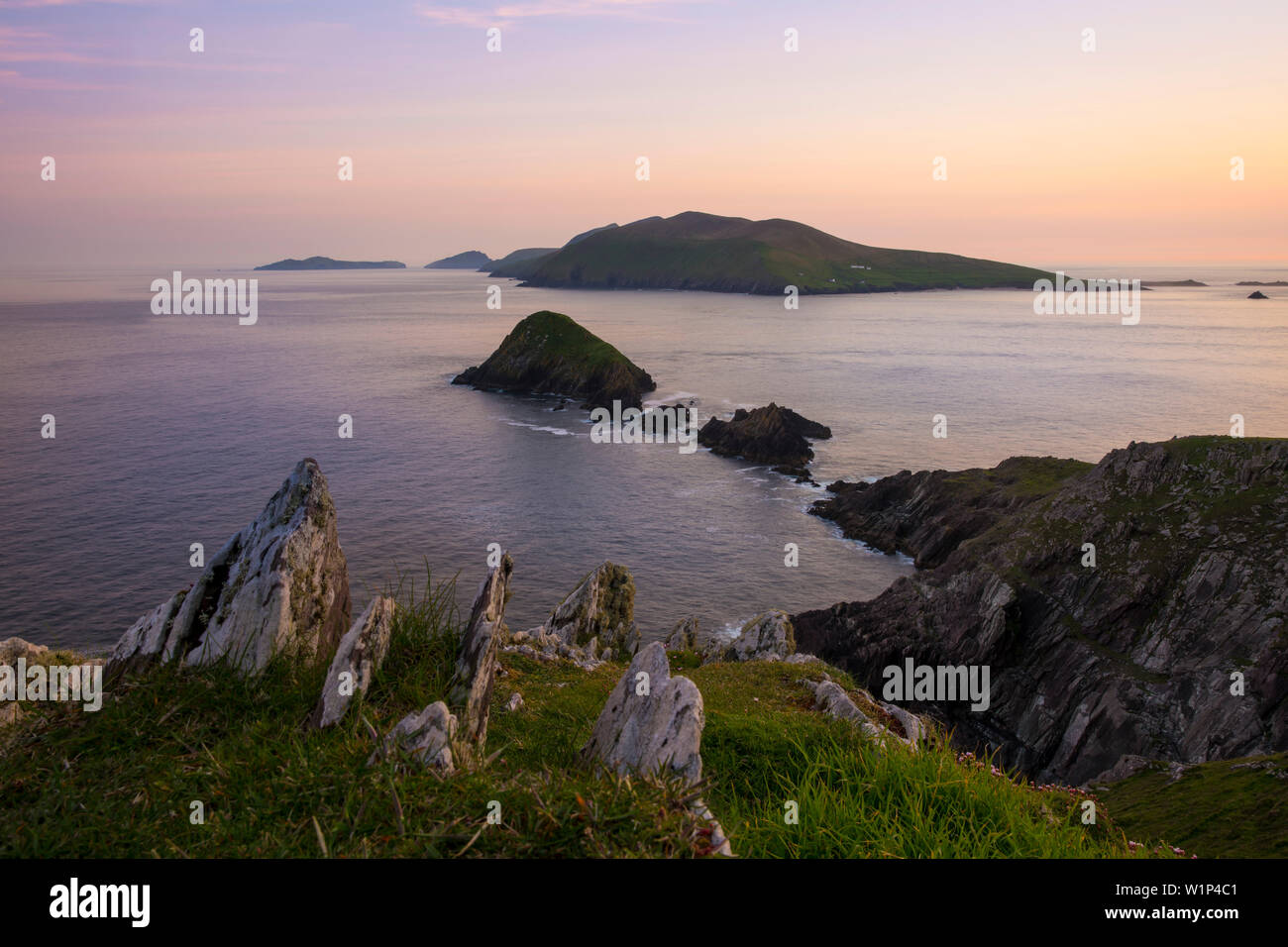 Crepuscolo Slea sulla testa con una vista per le grandi isole Blasket visto da mentre si cammina per la strada di Dingle, Slea Head, penisola di Dingle, nella contea di Kerry, Irel Foto Stock