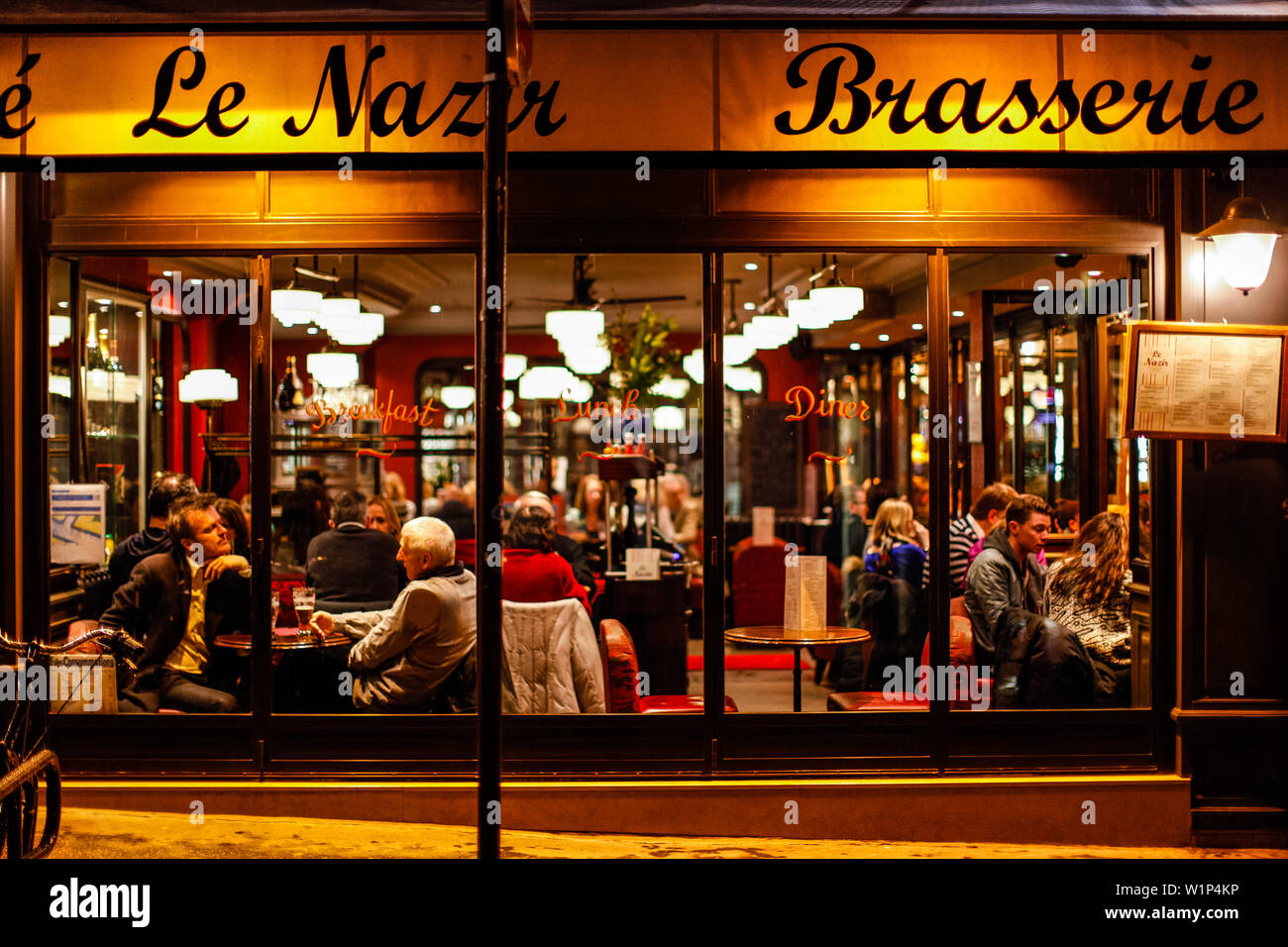 Persone nella Brasserie cafe le nazir, 56 Rue des Abbesses, Montmartre, 75018 Parigi, Francia, Europa Foto Stock