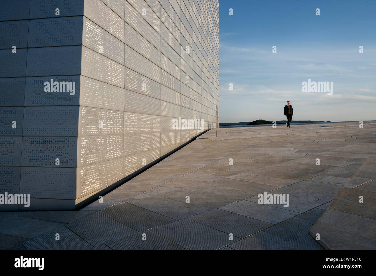 Fman con occhiali da sole passeggiate al tetto dell'opera, la Nuova Opera House di Oslo, Norvegia, Scandinavia, Europa Foto Stock