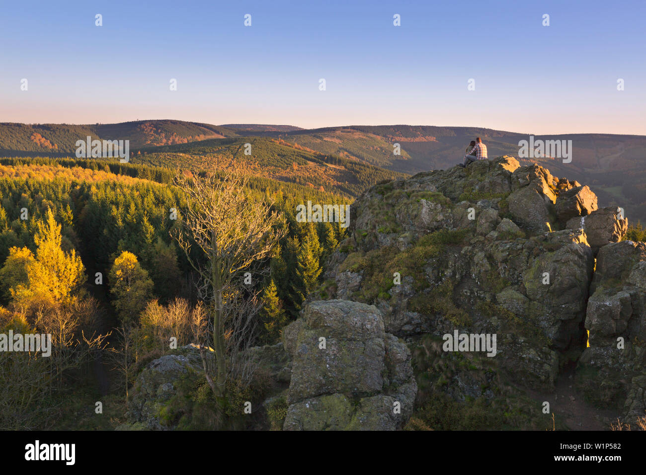 Coppia al Bruchhauser Steine, vicino a Olsberg, Rothaarsteig Hiking trail, Rothaar mountains, Sauerland, Nord Reno-Westfalia, Germania Foto Stock