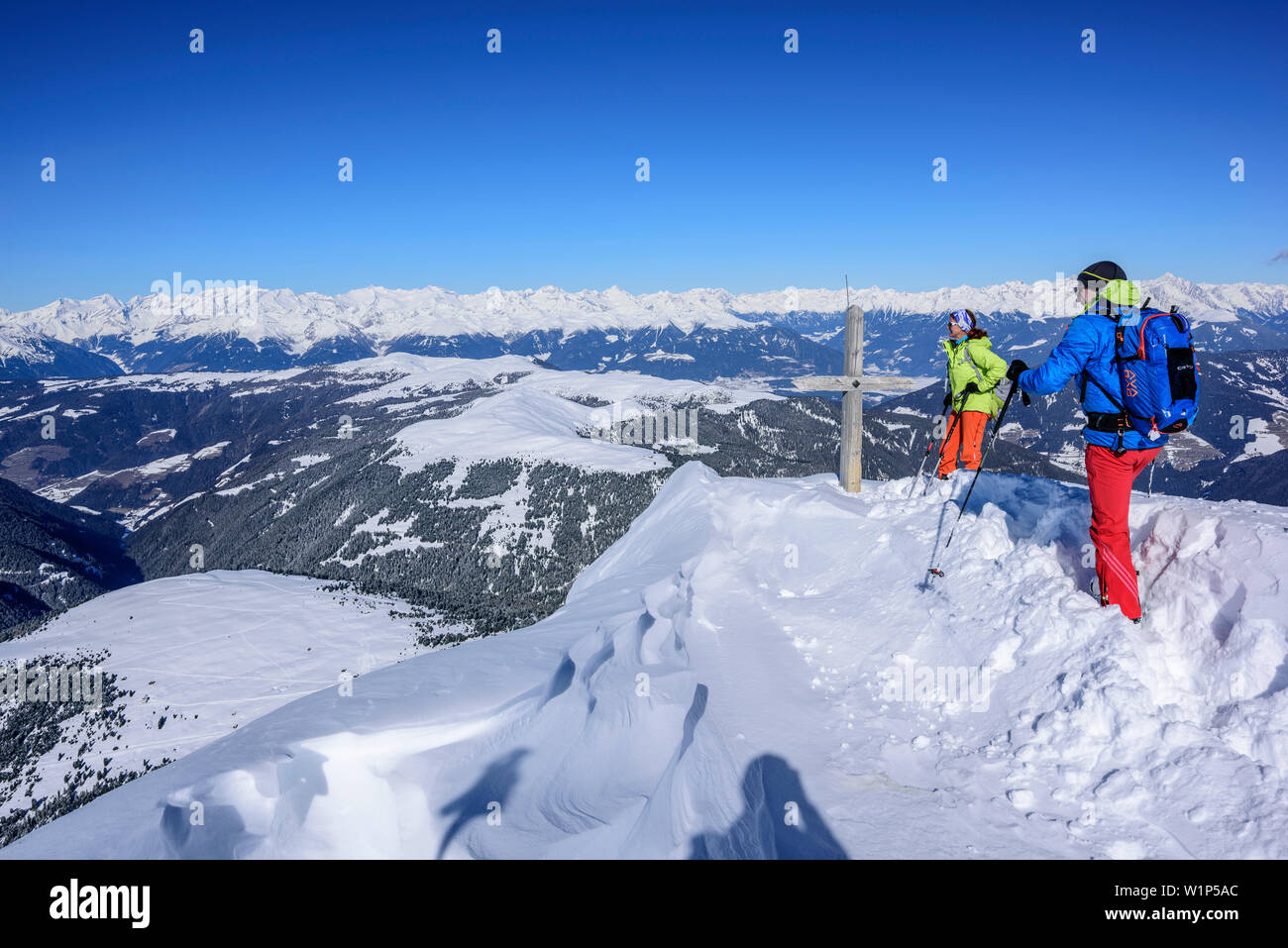 Due persone sci backcountry permanente al Sass Putia, Sass de Putia, parco naturale Puez-Geisler, sito patrimonio mondiale dell'UNESCO Dolomiti, Dolomiti, Sou Foto Stock