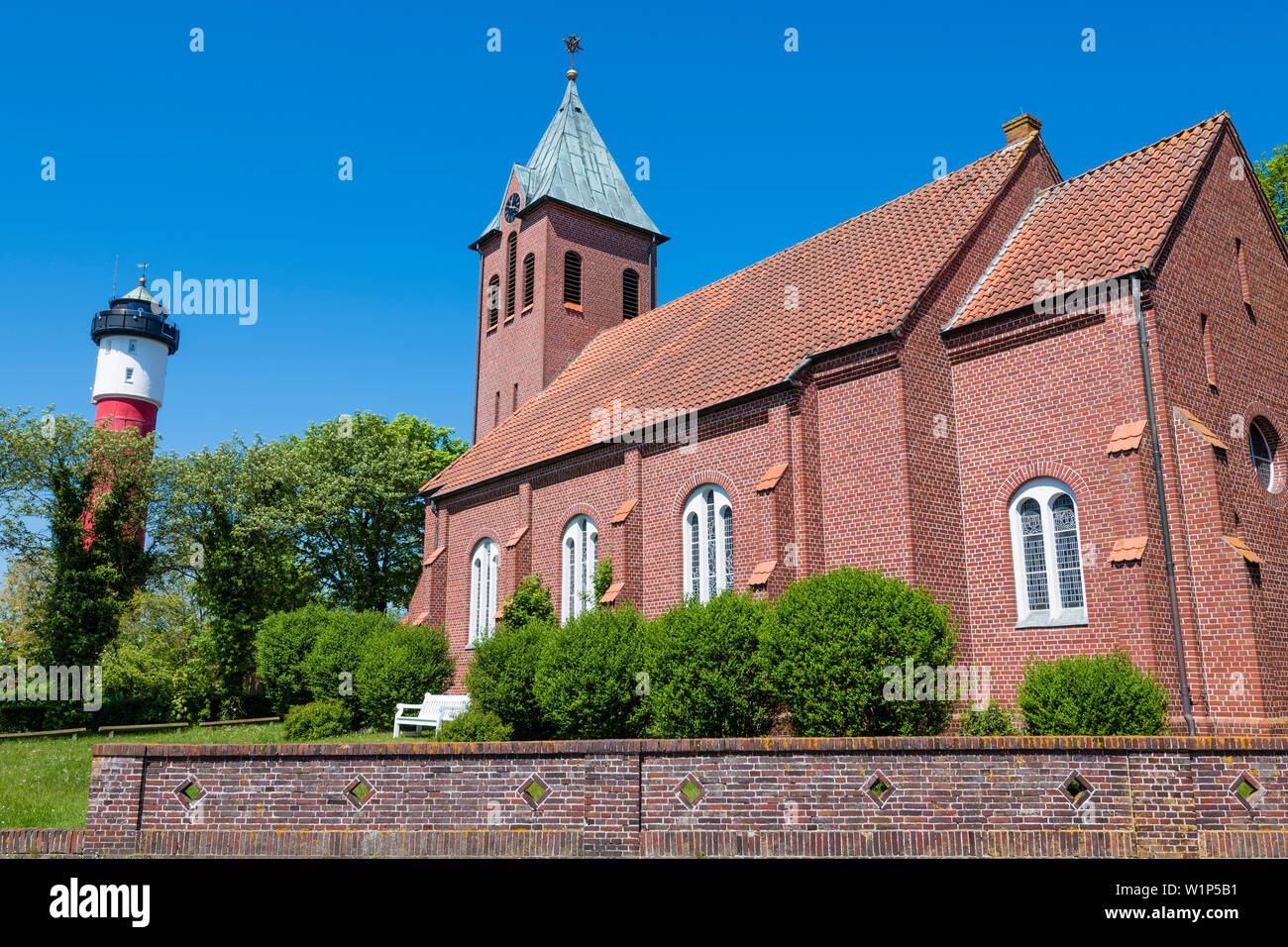 San Nikolai chiesa e vecchio faro, Wangerooge, Frisia orientale, Bassa Sassonia, Germania Foto Stock