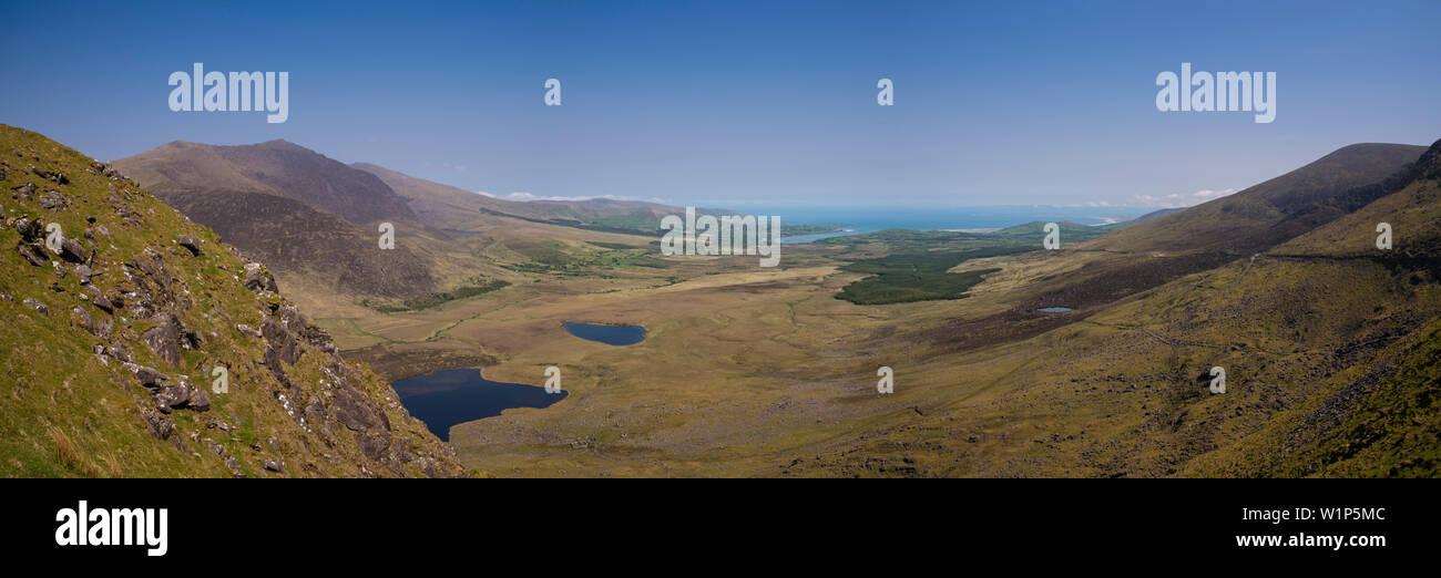 Ampia vista panoramica dalla strada del passo oltre la penisola di Dingle al mare visto da mentre si cammina per la strada di Dingle, Slea Head, penisola di Dingle, Foto Stock