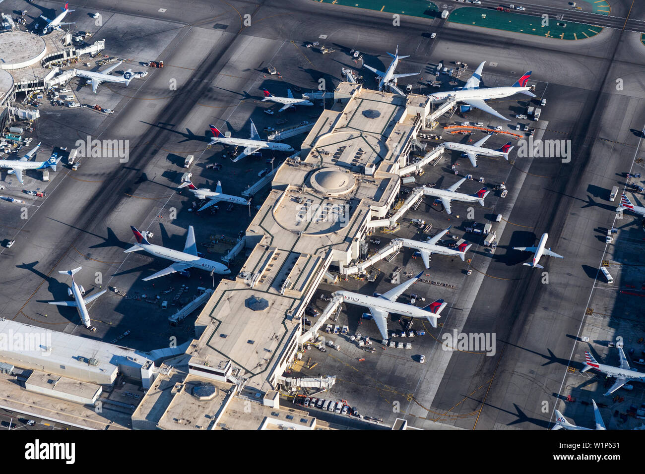 Los Angeles, California, Stati Uniti d'America - Agosto 16, 2016: Pomeriggio Vista aerea della trafficata Los Angeles International Airport terminali nella California del Sud. Foto Stock