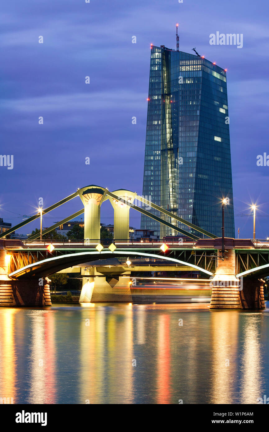 La nuova Banca centrale europea edificio ad est di Francoforte, Skyline, Floesser Bridge, crepuscolo, Frankfurt - Main, Germania, EZB, BCE Foto Stock