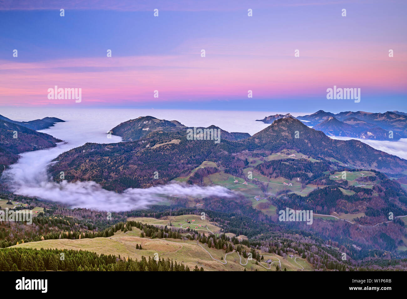 Vista da Bruennstein a Wildbarren e Alpi di Chiemgau con il mare di nebbia e la terra ombra, Bruennstein Mangfall, montagne, Alpi Bavaresi, Bavari superiore Foto Stock