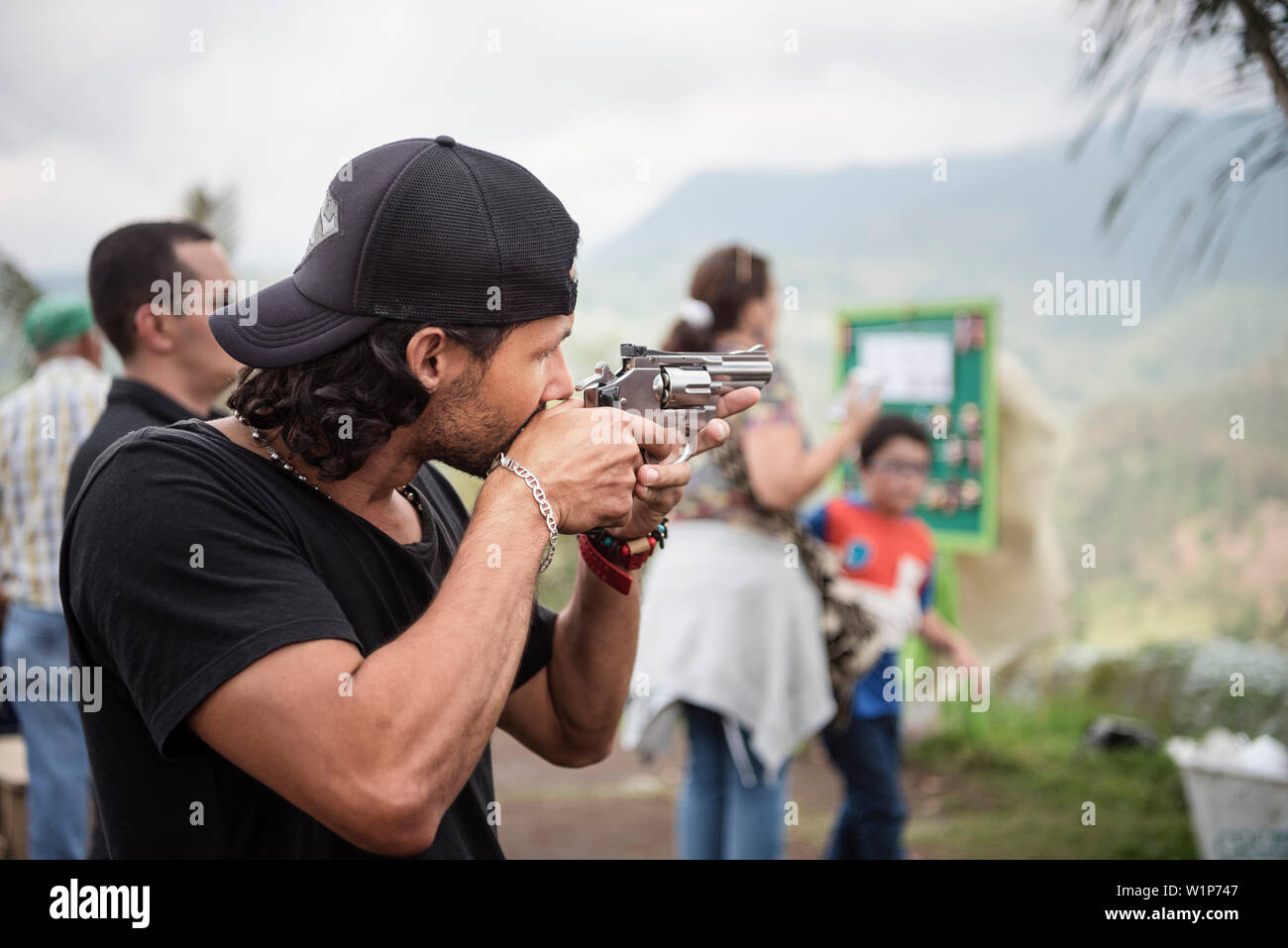 Puntamento colombiano con arma giocattolo, Salento, Patrimonio Mondiale UNESCO triangolo di caffè, Departmento Quindio, Colombia, Southamerica Foto Stock