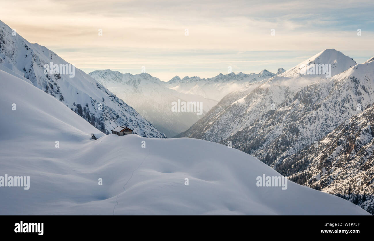 Piccolo rifugio nella luce della sera vicino a Moldongrat, pesantemente coperto di neve paesaggio invernale, Alpi Lechtal, Tirolo, Austria Foto Stock