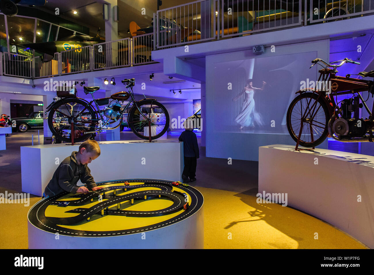 Due ragazzi di visitare il museo, si gioca con una pista, la tecnologia e il Museo Marittimo, Malmö, Svezia meridionale, Svezia Foto Stock