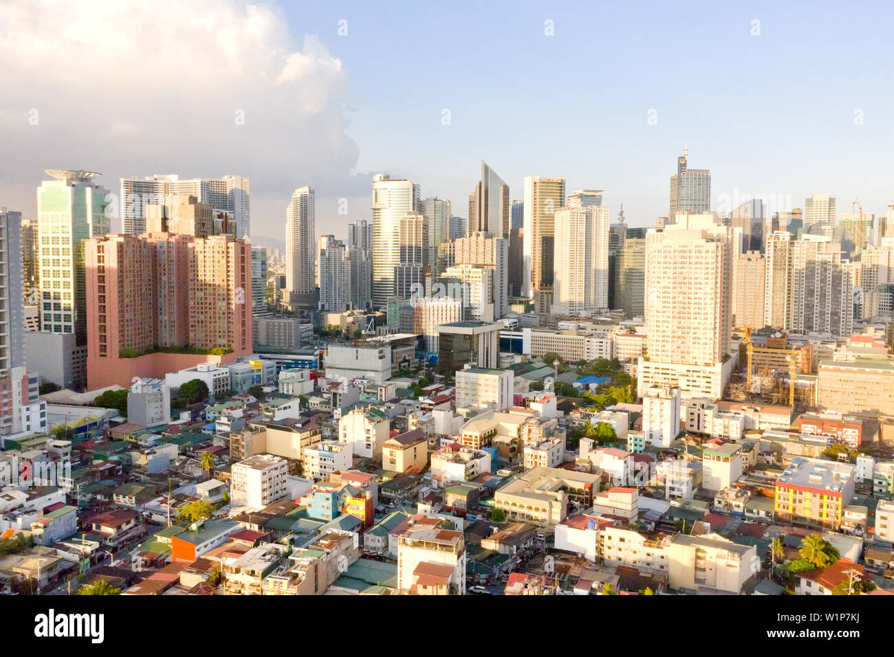 Paesaggio di Makati, il centro affari di Manila, vista dall'alto. Metropoli asiatica al mattino, vista dall'alto. Grattacieli e quartieri residenziali, la capitale delle Filippine. Città moderna. Foto Stock