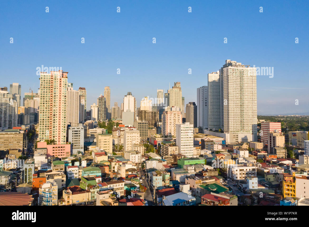 Paesaggio di Makati, il centro affari di Manila, vista dall'alto. Metropoli asiatica al mattino, vista dall'alto. Grattacieli e quartieri residenziali, la capitale delle Filippine. Città moderna. Foto Stock
