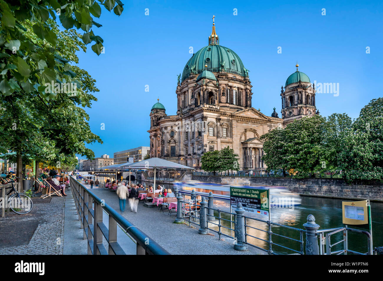 Cafe vicino al Duomo di Berlino e il fiume Sprea, l'Isola dei Musei di Berlino, Germania Foto Stock