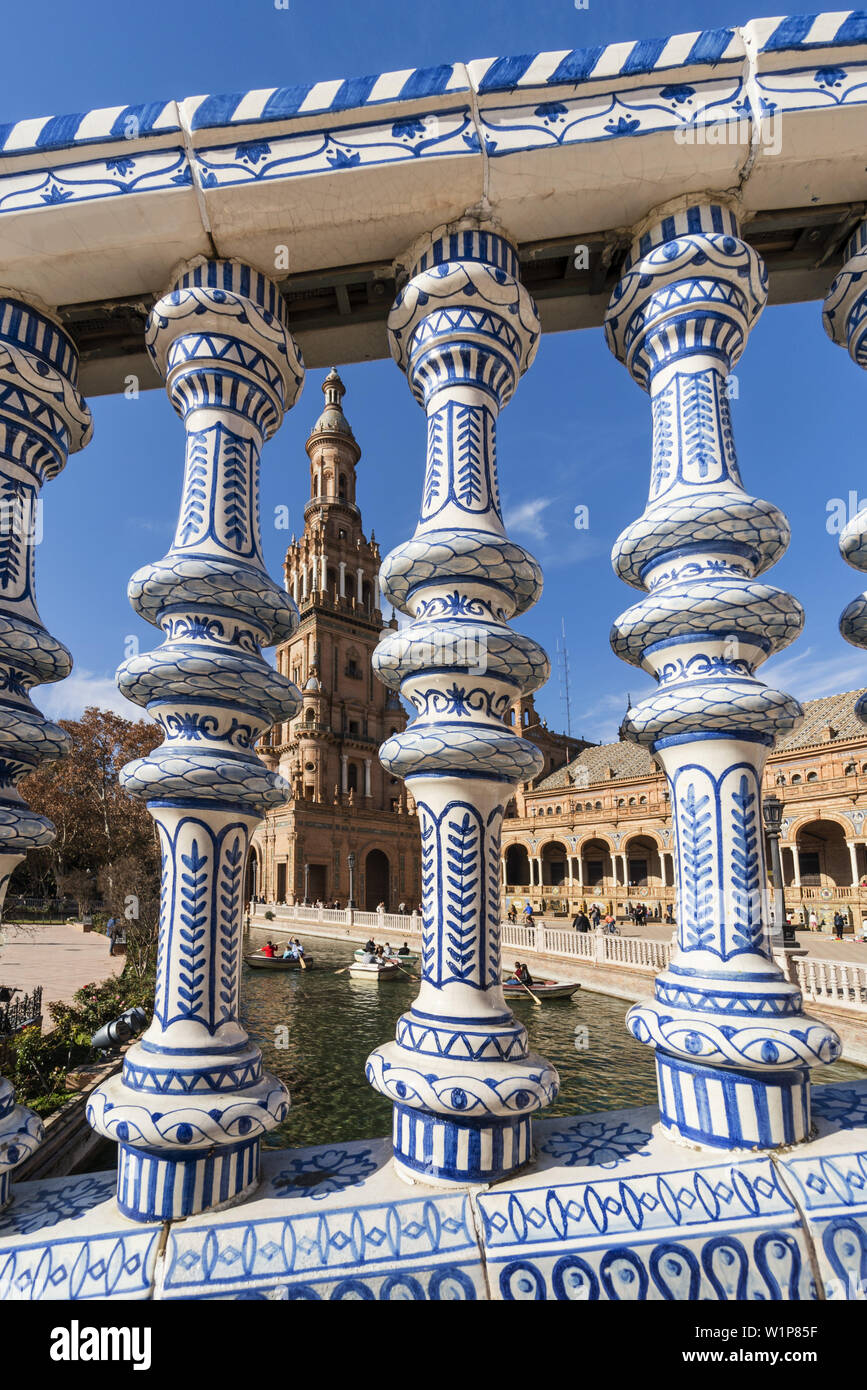 Placa de Espana, decorazioni in ceramica colonne, piazza di spagna, Siviglia, Andalusia, Spagna Foto Stock