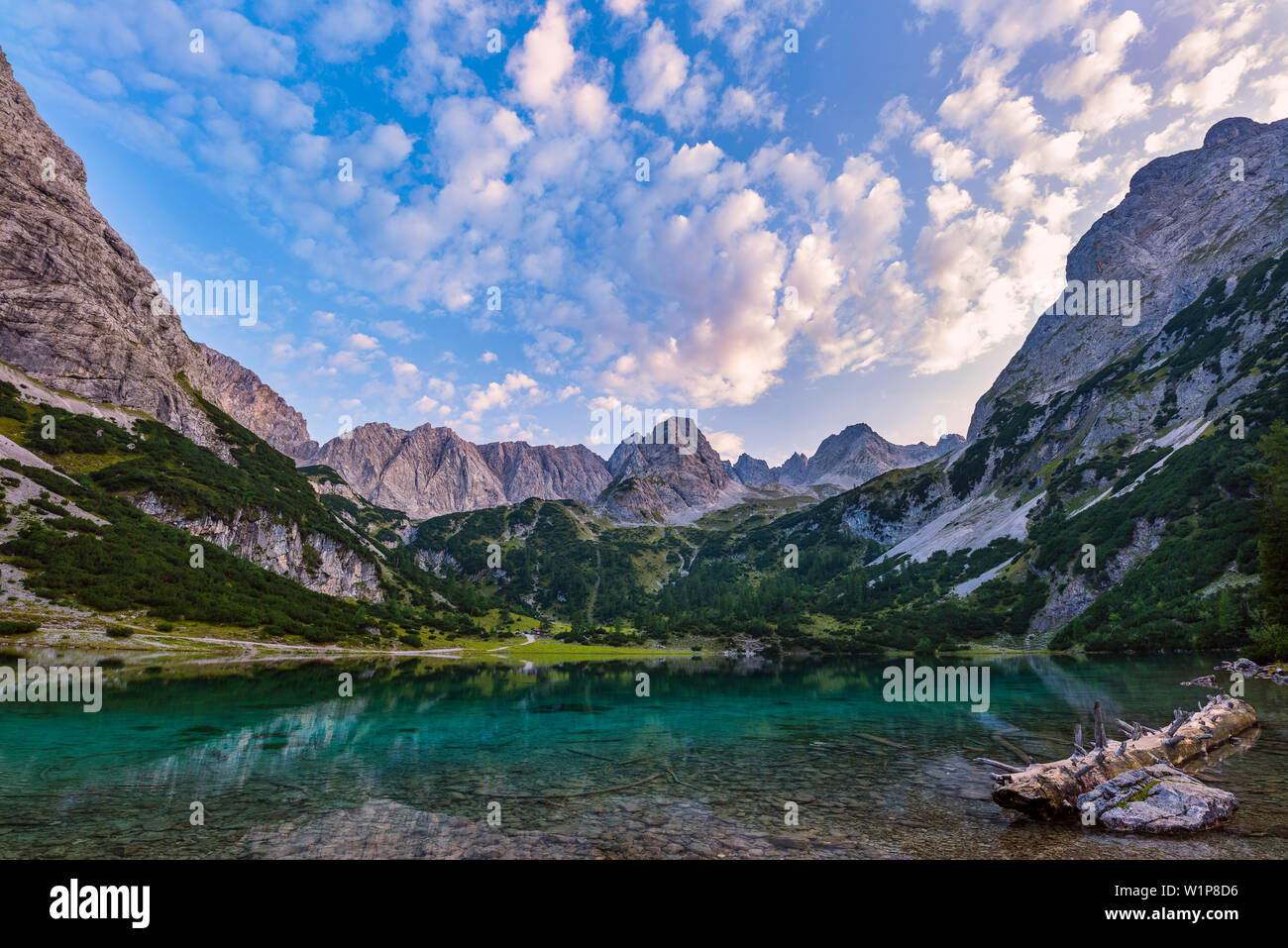 Il pittoresco lago Seebensee nel Mieminger montagne, Tirolo, Austria Foto Stock