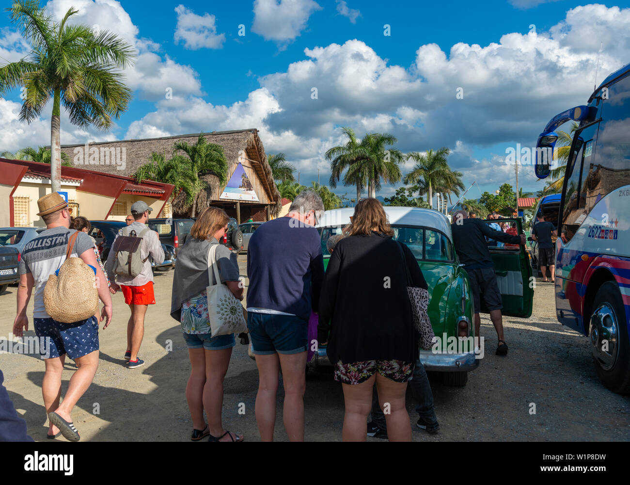 Turisti e villeggianti che arrivano a Palma Rubia a seguito di un viaggio in traghetto da Cayo Levisa, Pinar del Rio Provincia, Cuba, Caraibi Foto Stock